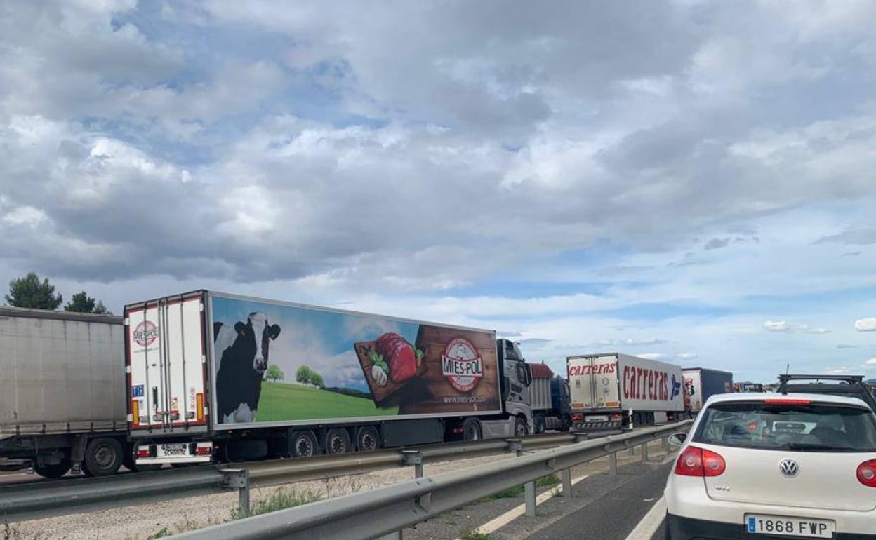 Atasco en el by-pass este jueves por la tarde. 