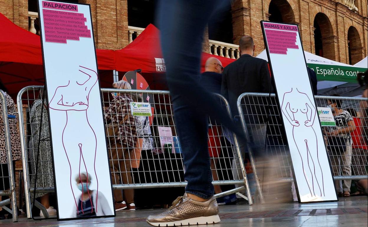 Un stand de la Asociación Española contra el Cáncer en Valencia.