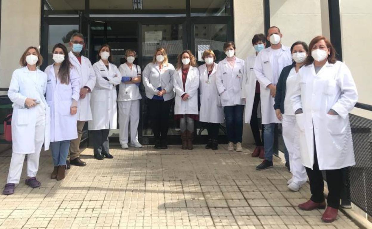 Profesionales a las puertas de un centro de salud valenciano.
