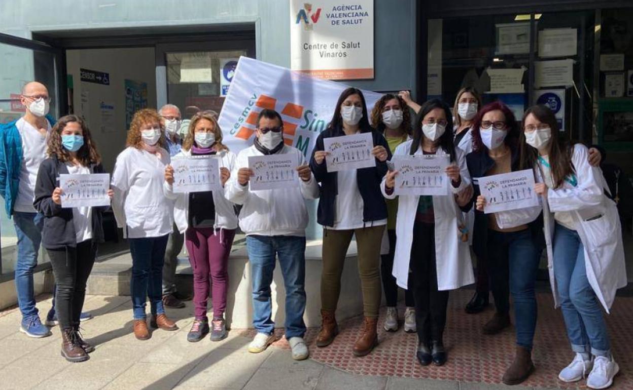 Protesta de personal sanitario a las puertas de un centro de de salud de Vinaròs, este jueves.