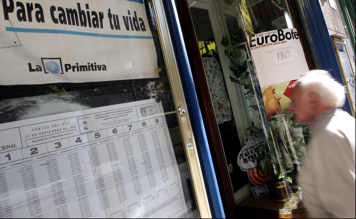 Un hombre entra en una administración de loterías.