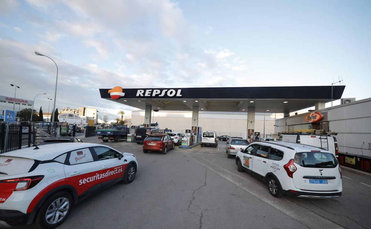 Así está una gasolinera Repsol de Valencia en este primer dia con descuento para repostar