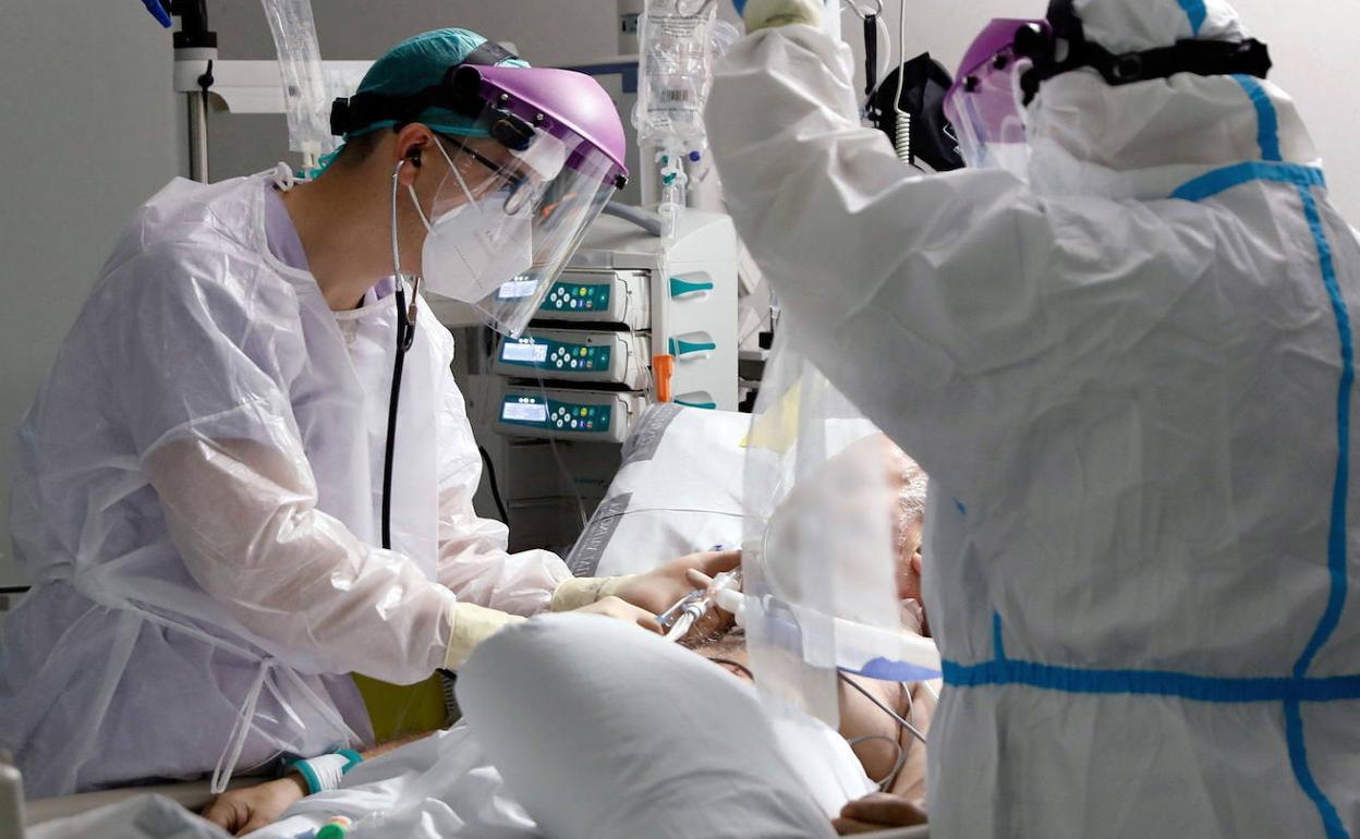 Personal sanitario atiende a un paciente en la Unidad de Cuidados Intensivos del Hospital La Fe de Valencia.