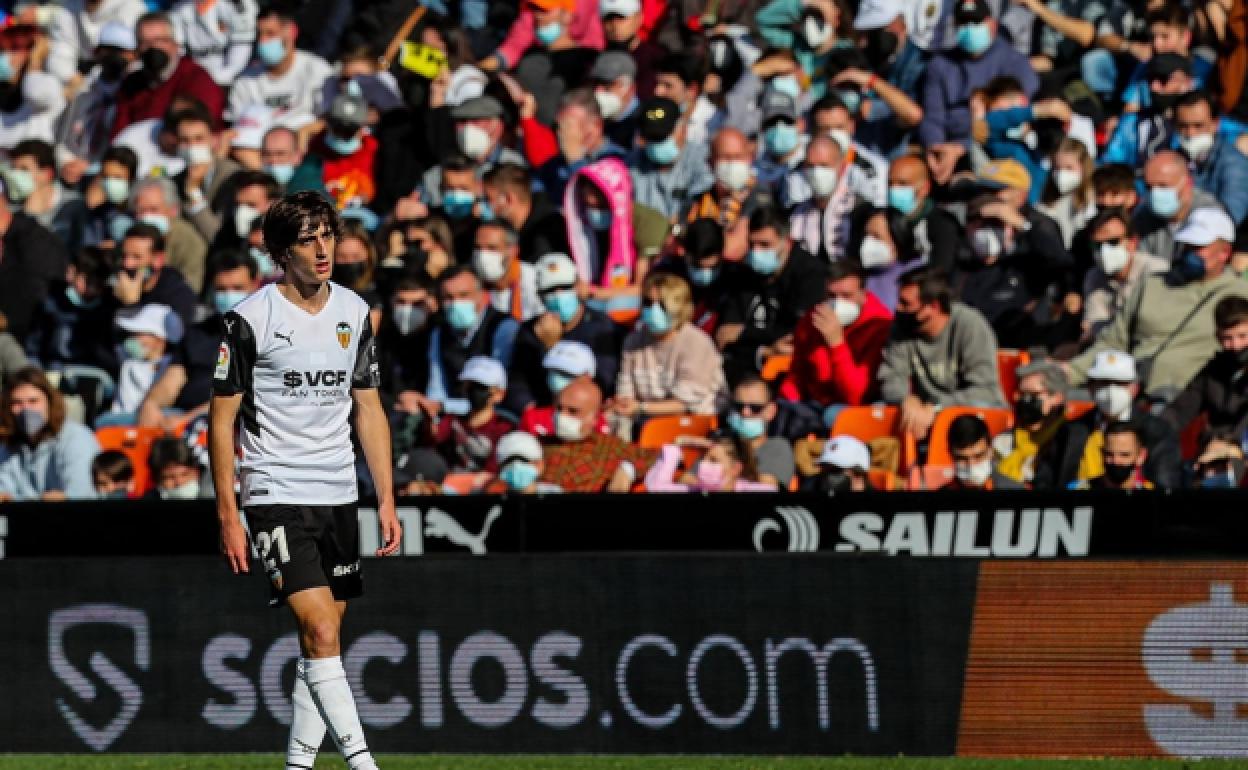 Bryan Gil en un encuentro en Mestalla.