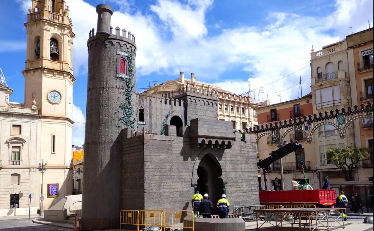 Trabajos de montaje del castillo de fiestas. 