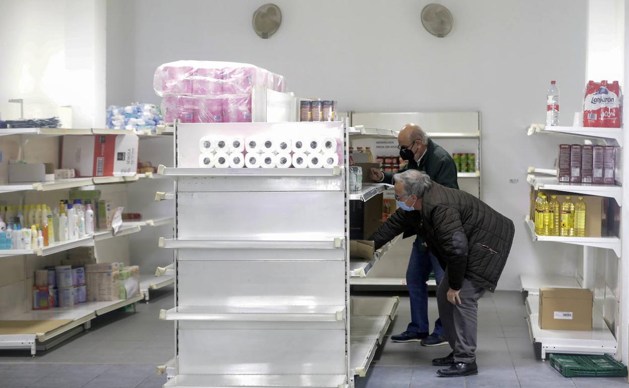 Responsables del centro de la Fonteta organizan los pedidos de comida. 