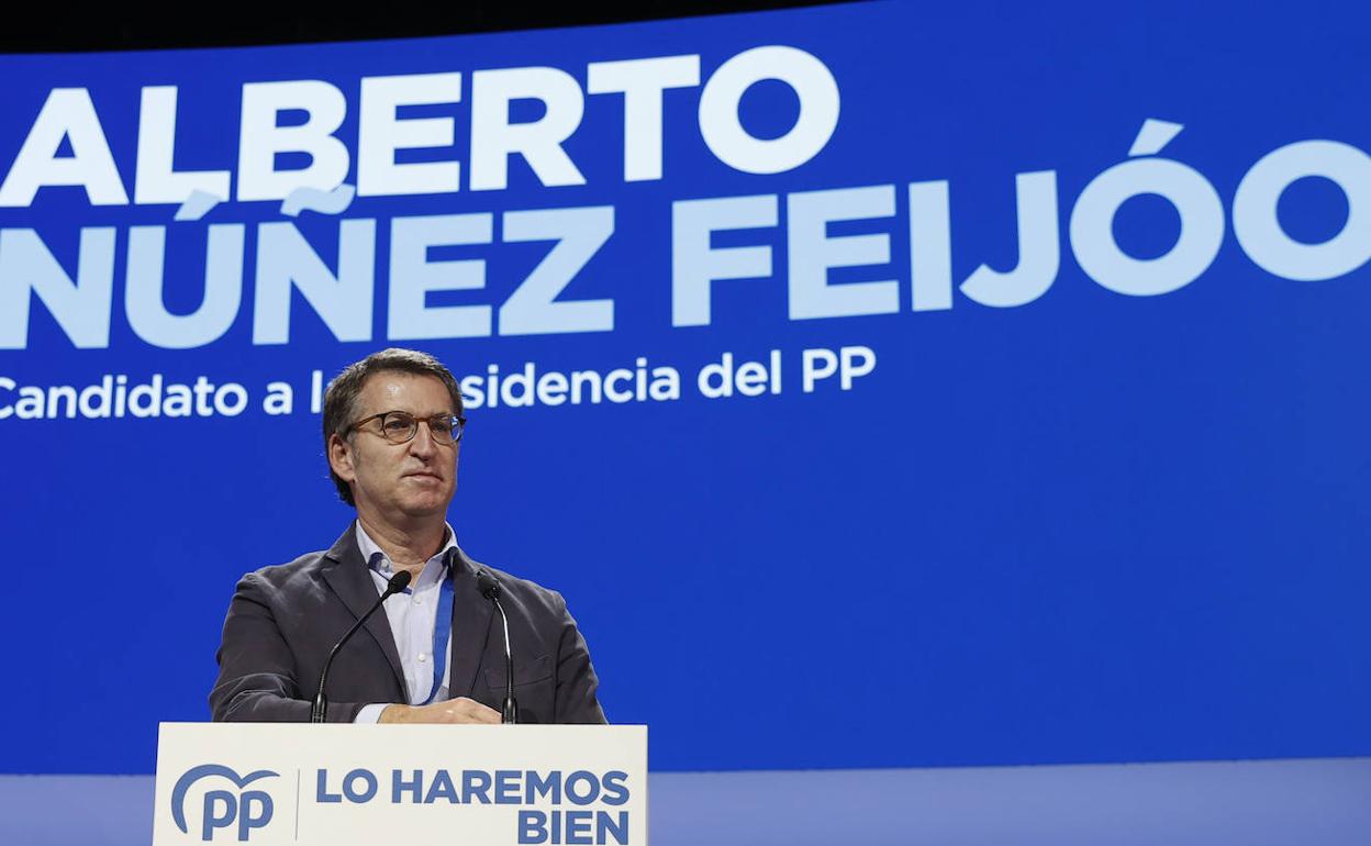 El presidente de Galicia y candidato a la presidencia del PP, Alberto Núñez Feijóo, durante el XX Congreso Nacional del partido en Sevilla. 