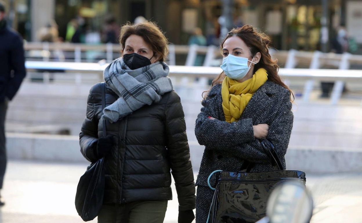 Dos mujeres se abrigan contra el frío en Valencia. 