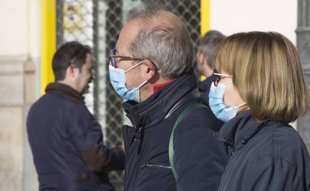 La incidencia en la Comunitat Valenciana repunta entre los mayores en mitad del debate sobre la retirada de la mascarilla