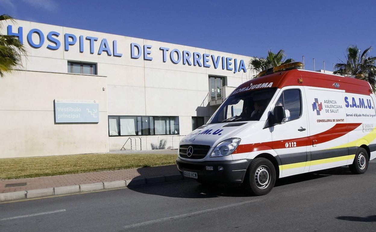 Una de las fachadas del hospital de Torrevieja.