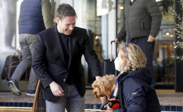 Carlos Latre saluda a una mujer que se acerca a él para decirle lo mucho que lo admira. 