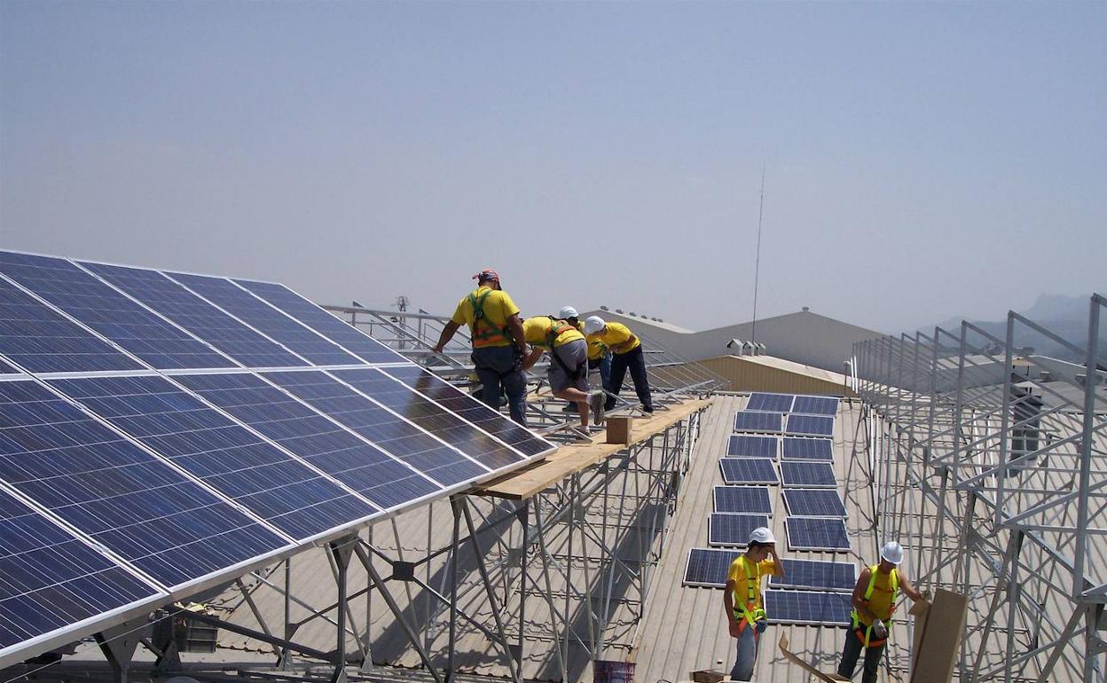 Instalación de placas solares. 