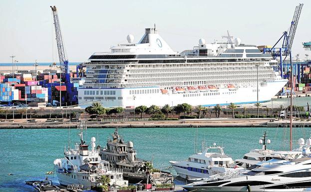 Un crucero amarrado en el puerto de Valencia.