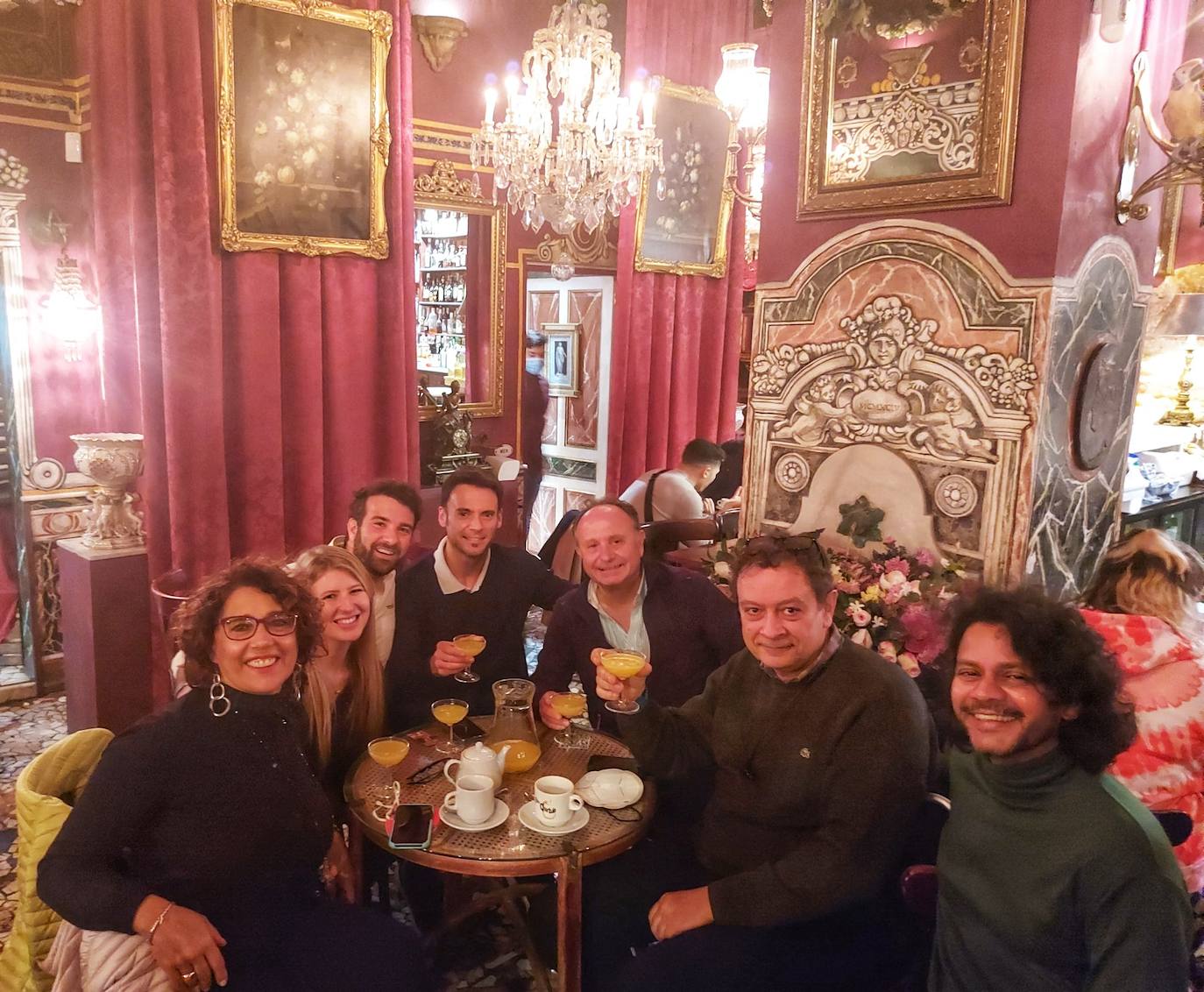 Encuentro con periodistas extranjeros en el Café de las Horas.