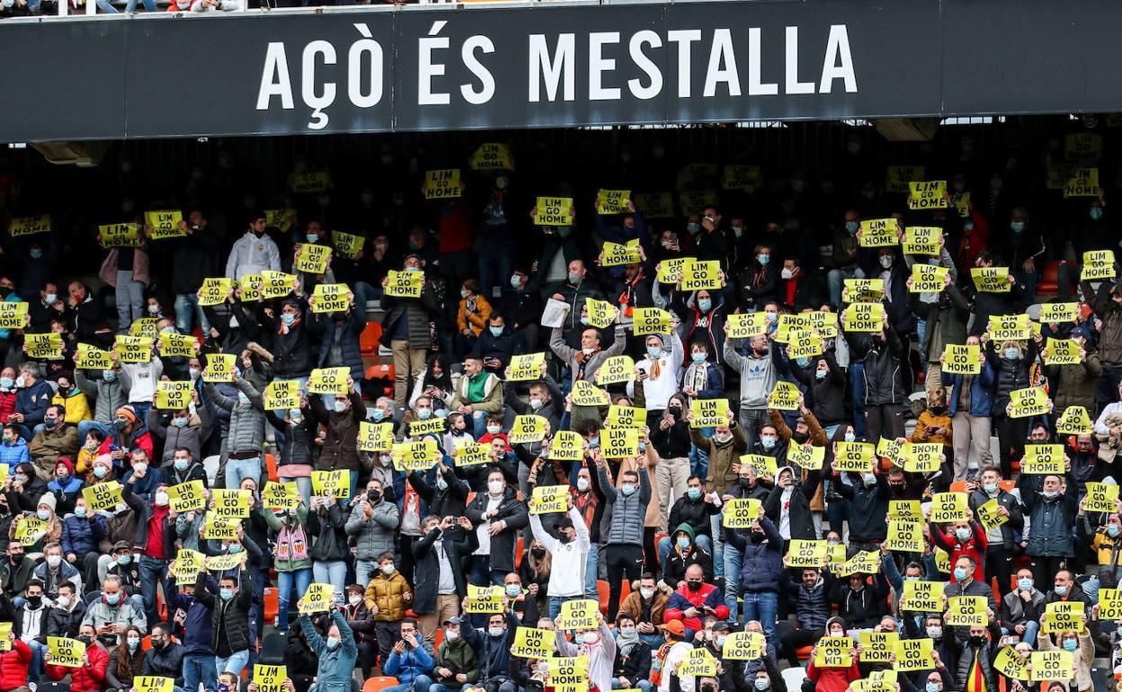 La afición del Valencia volvió a teñir Mestalla de amarillo para mostrar su enfado con Lim. 