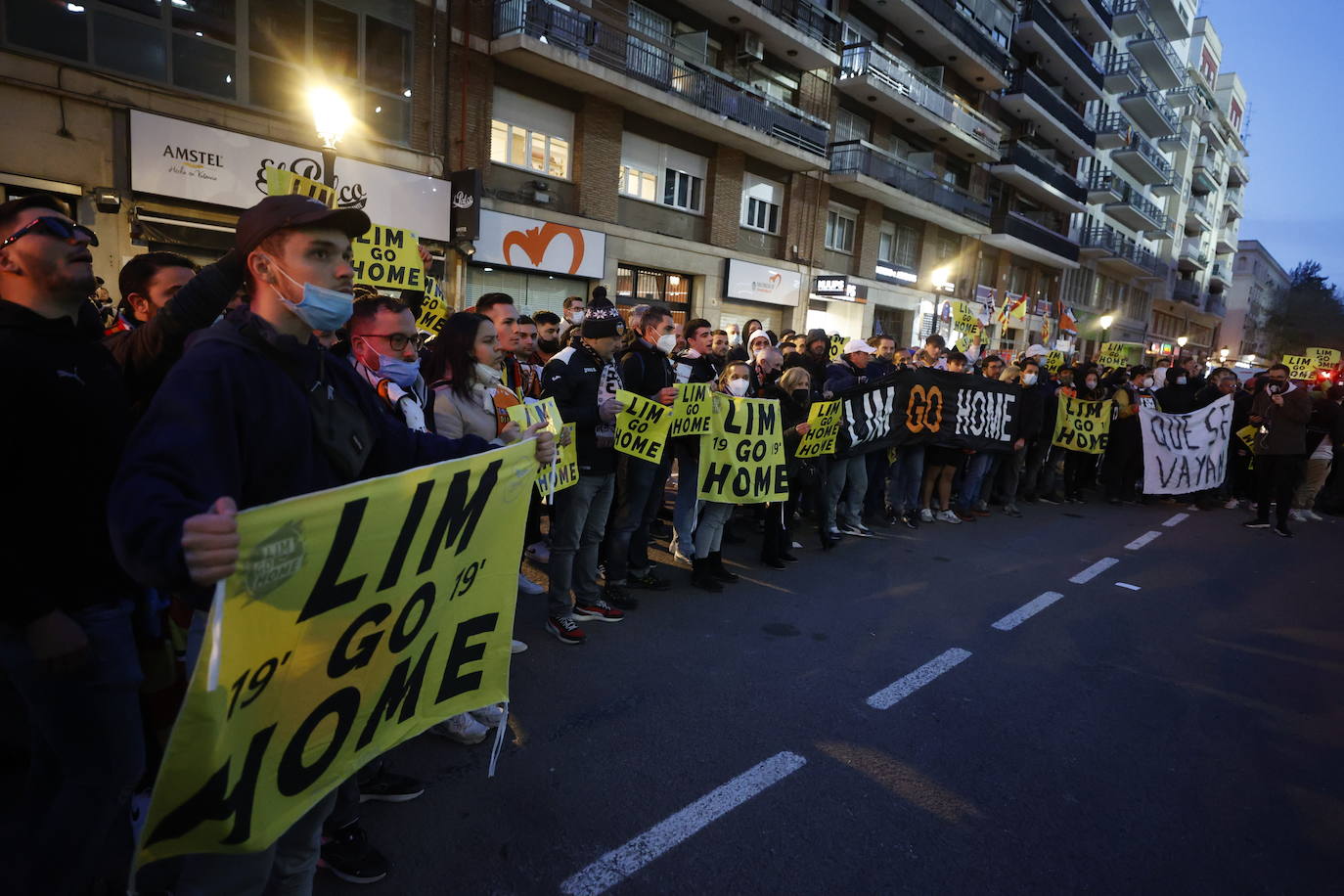 Fotos: Protesta contra Peter Lim por el reparto de las entradas de la final de la Copa del Rey