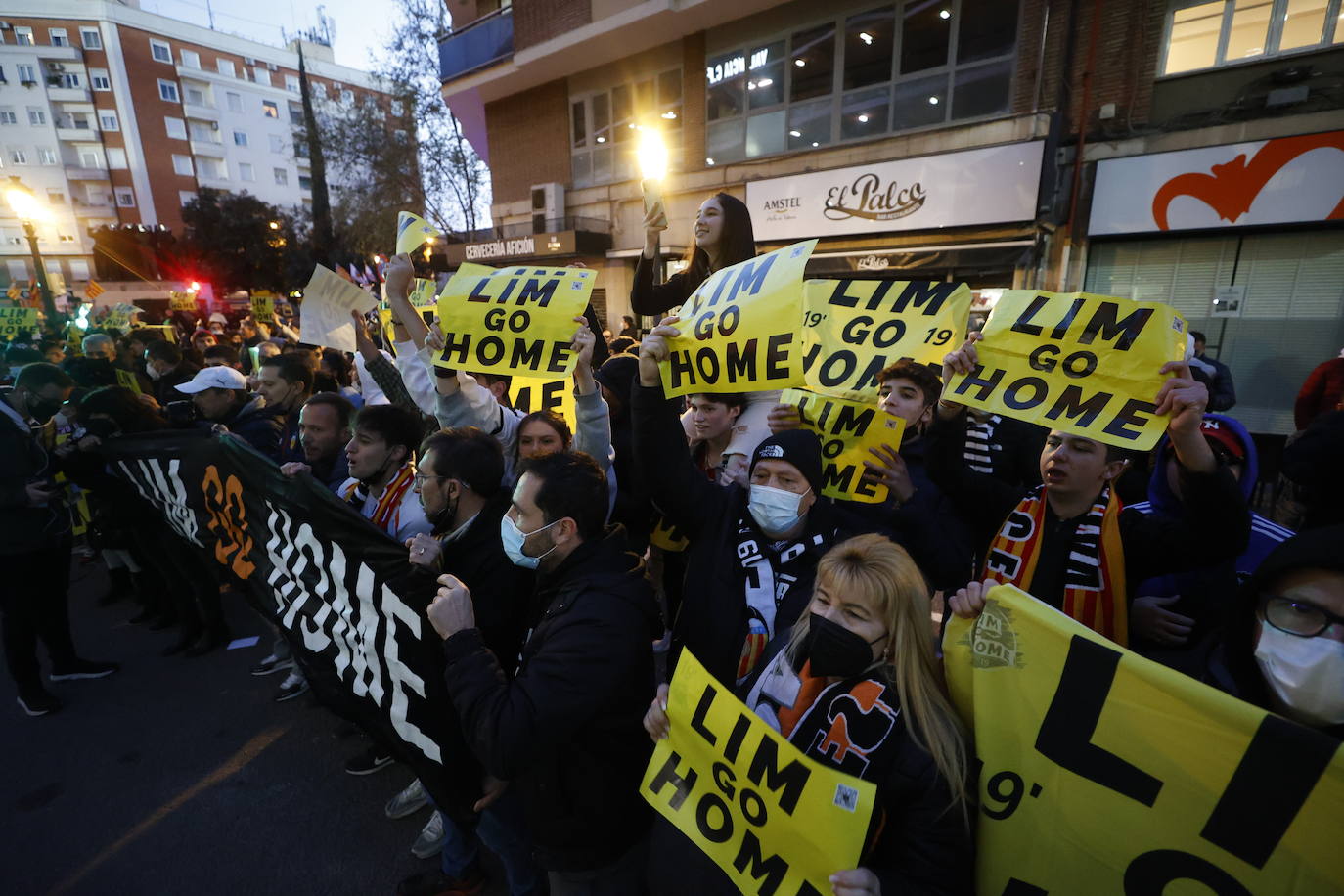 Fotos: Protesta contra Peter Lim por el reparto de las entradas de la final de la Copa del Rey