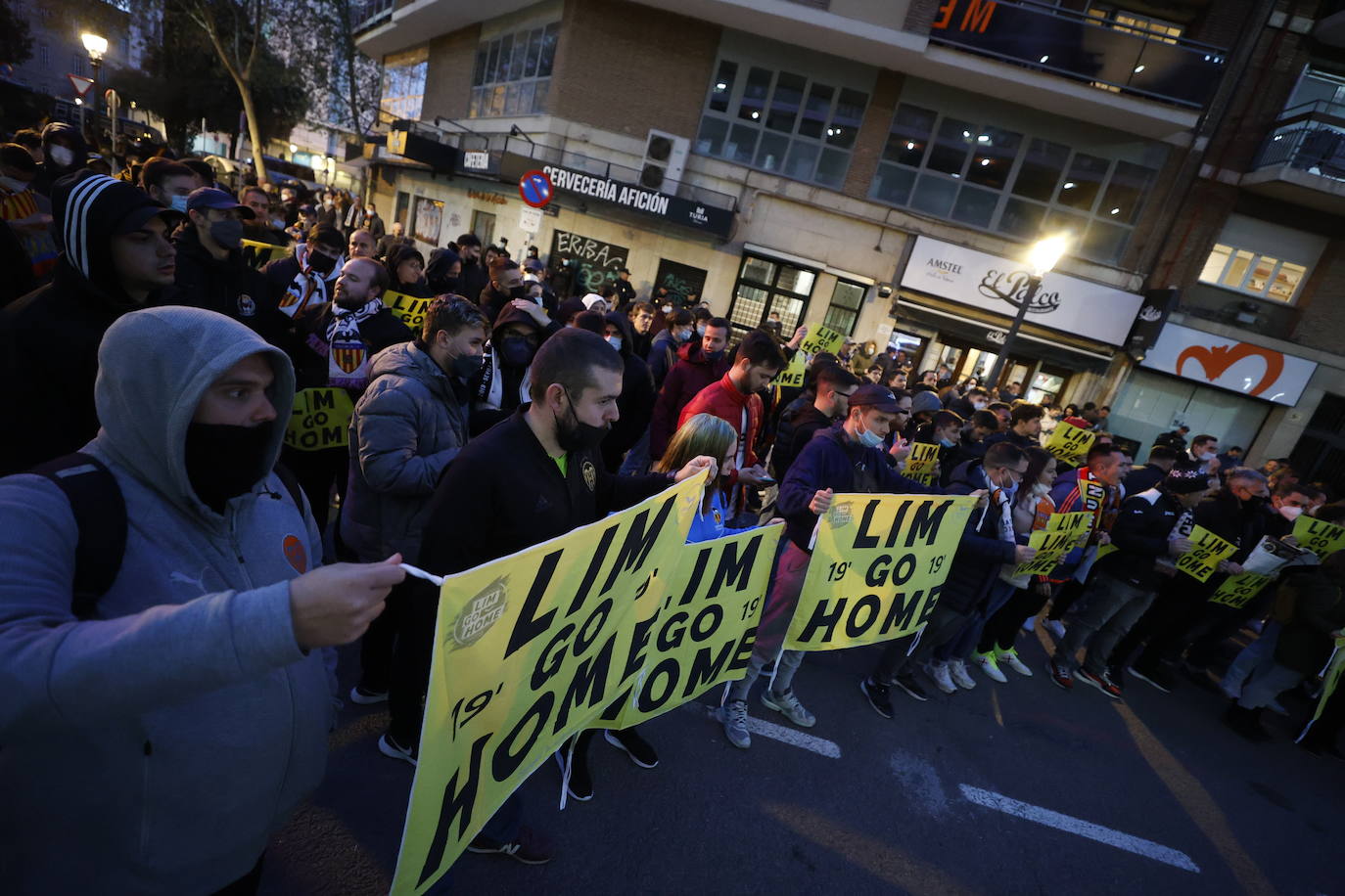 Fotos: Protesta contra Peter Lim por el reparto de las entradas de la final de la Copa del Rey