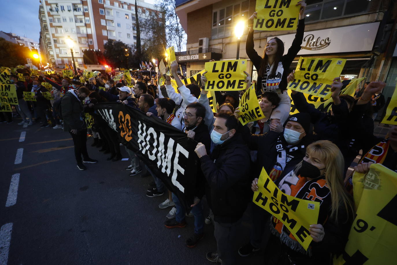 Fotos: Protesta contra Peter Lim por el reparto de las entradas de la final de la Copa del Rey