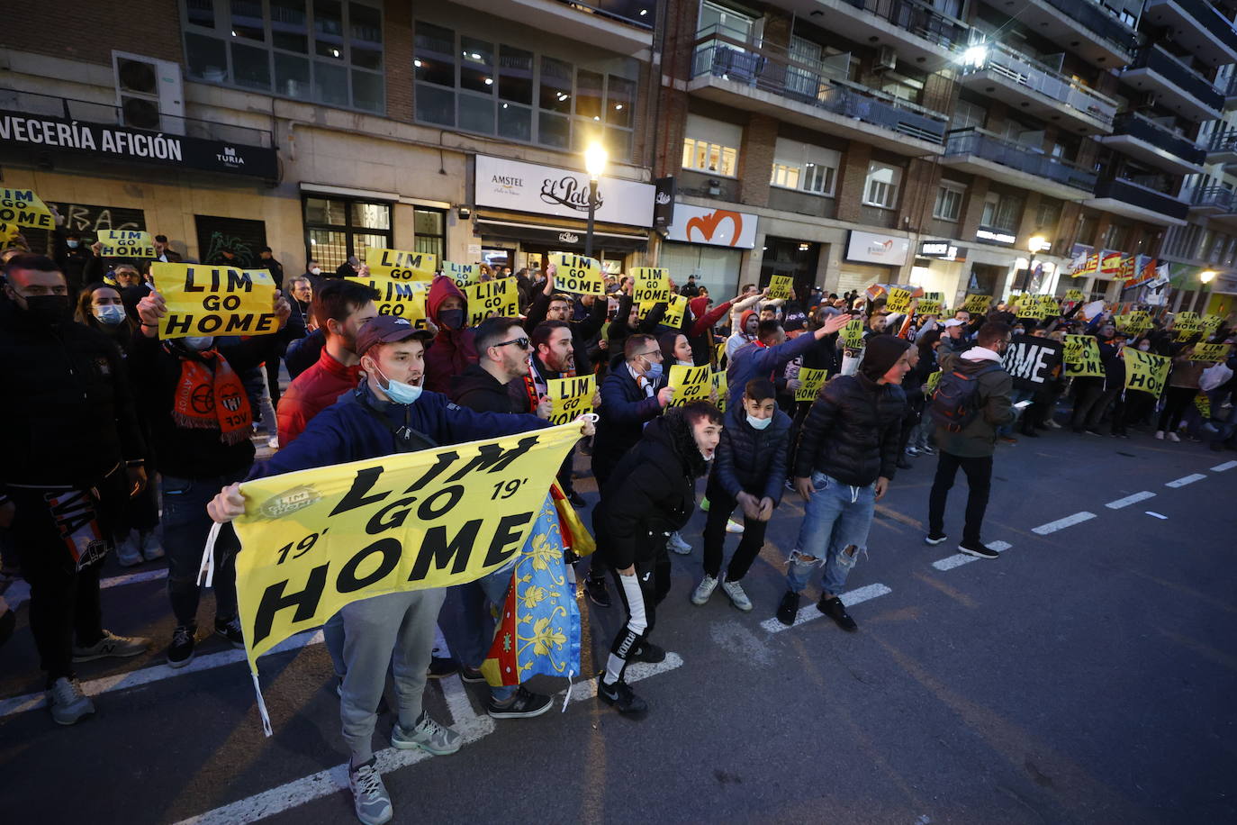 Fotos: Protesta contra Peter Lim por el reparto de las entradas de la final de la Copa del Rey