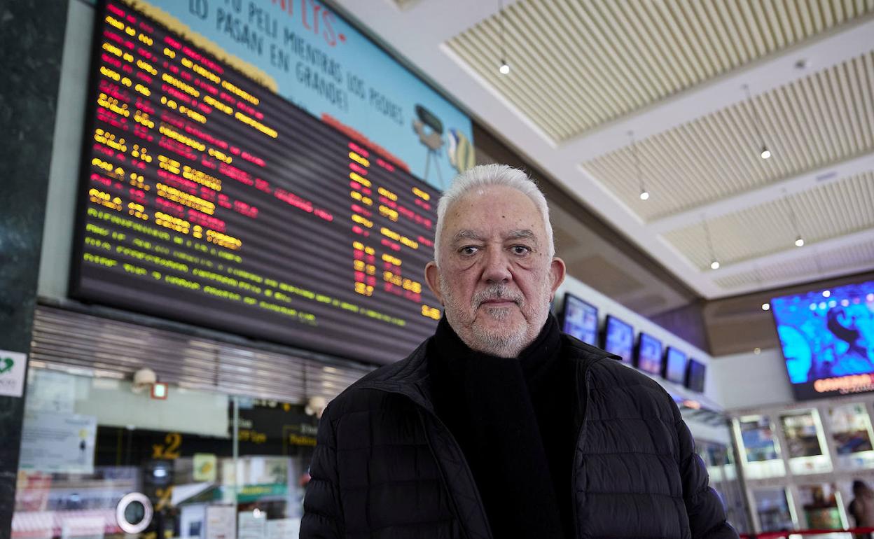 El director de cine Imanol Uribe, en los cines Lys de Valencia, donde presenta 'Llegaron de noche'. 