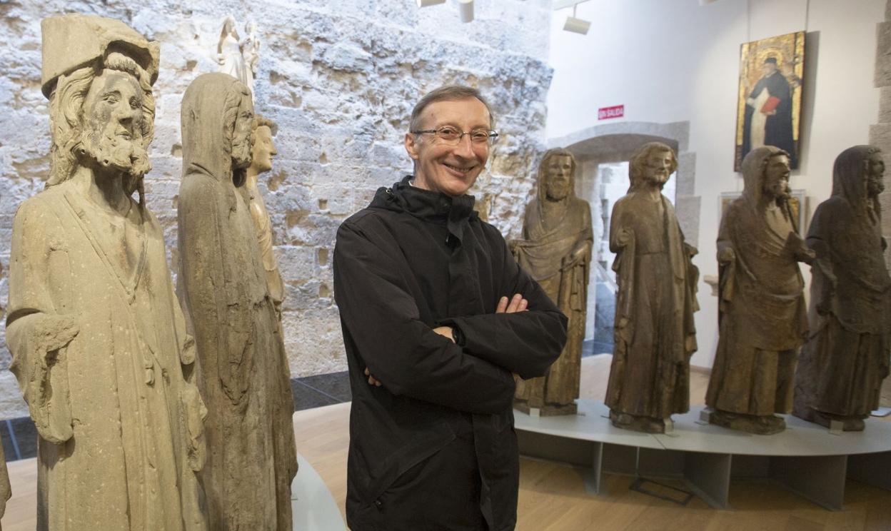 t Sala.
El director del museo ante los doce apóstoles. damián torres
