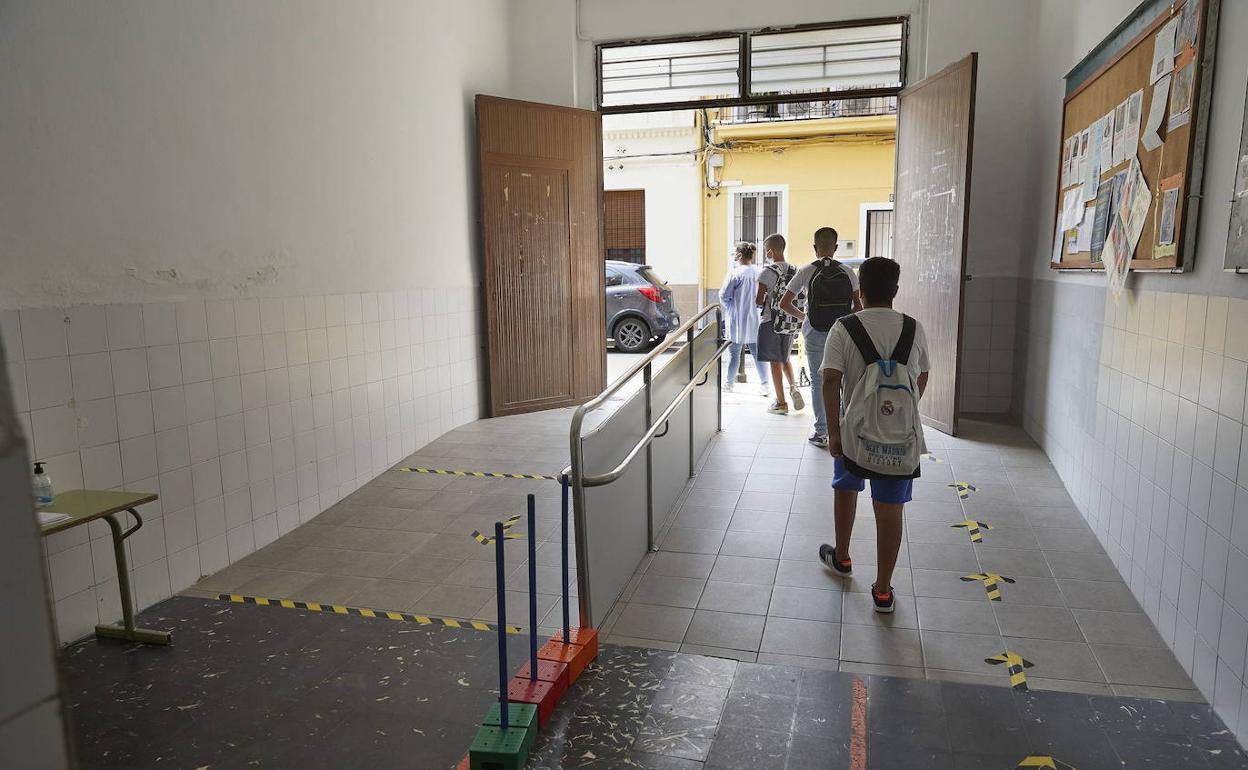 Entrada a un colegio con las direcciones marcadas en el suelo para evitar aglomeraciones. 