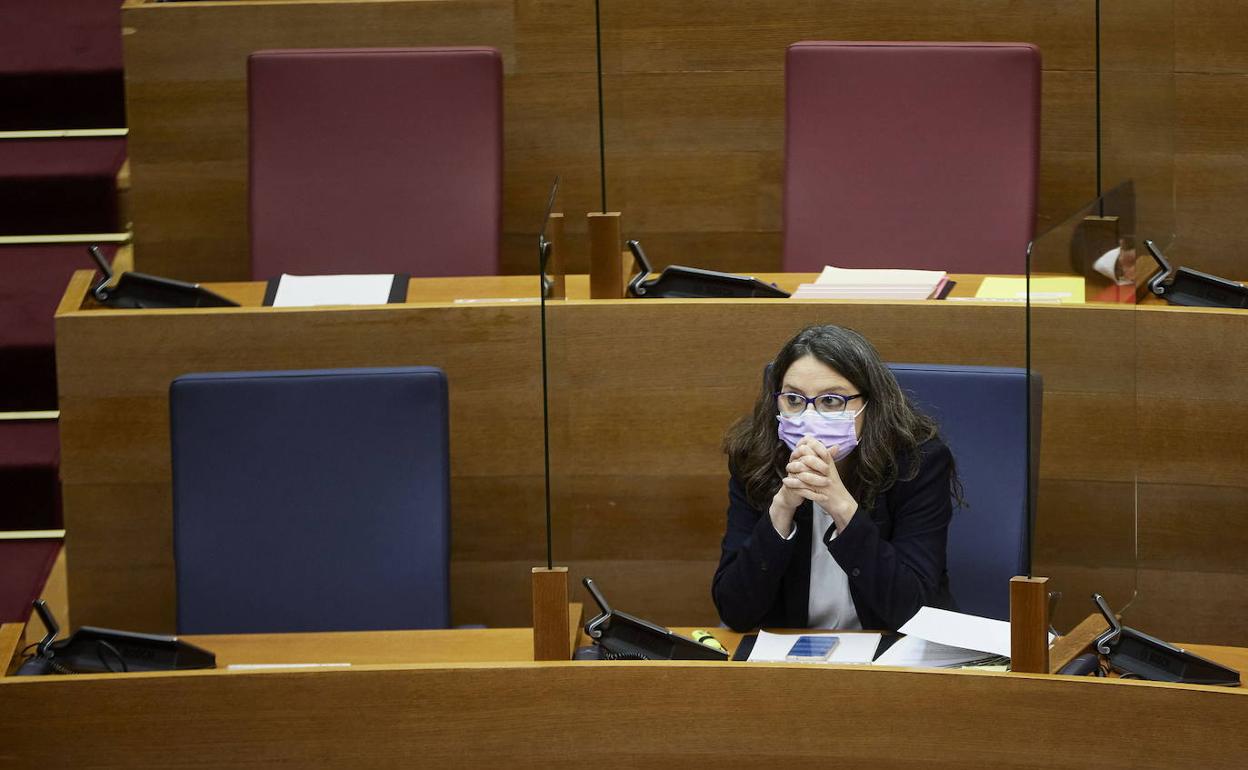 Mónica Oltra, en su escaño de Les Corts. 