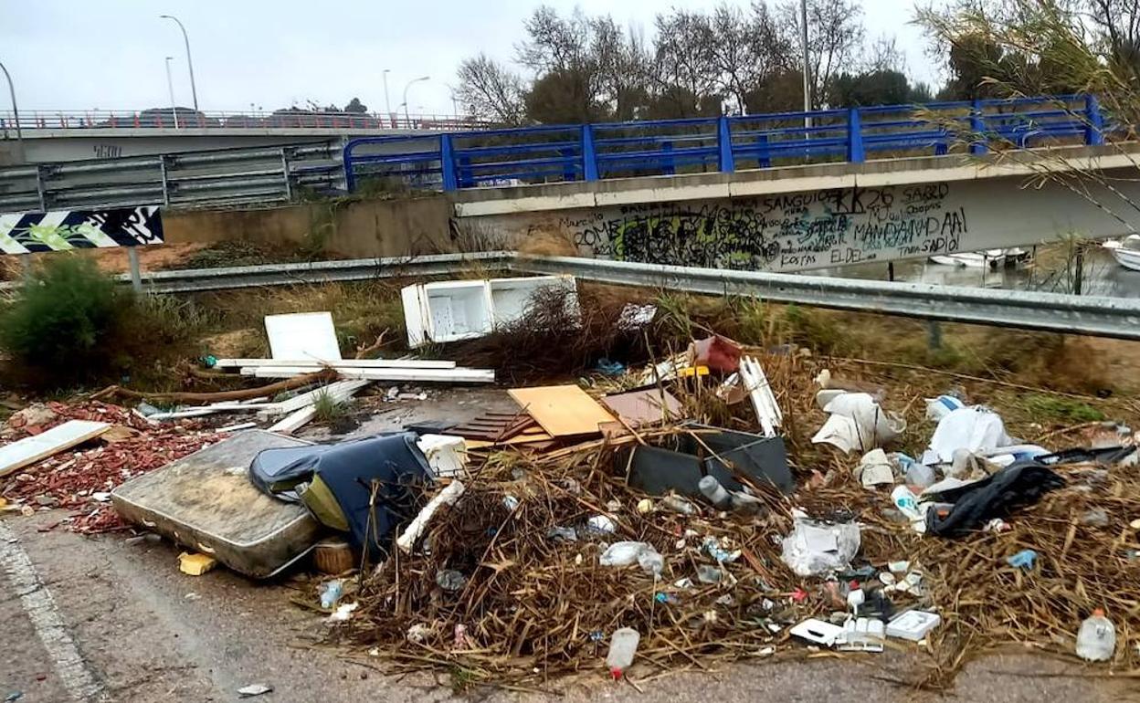 Playa de Pinedo | Giner exige a Ribó más limpieza en el azarbe de Pinedo