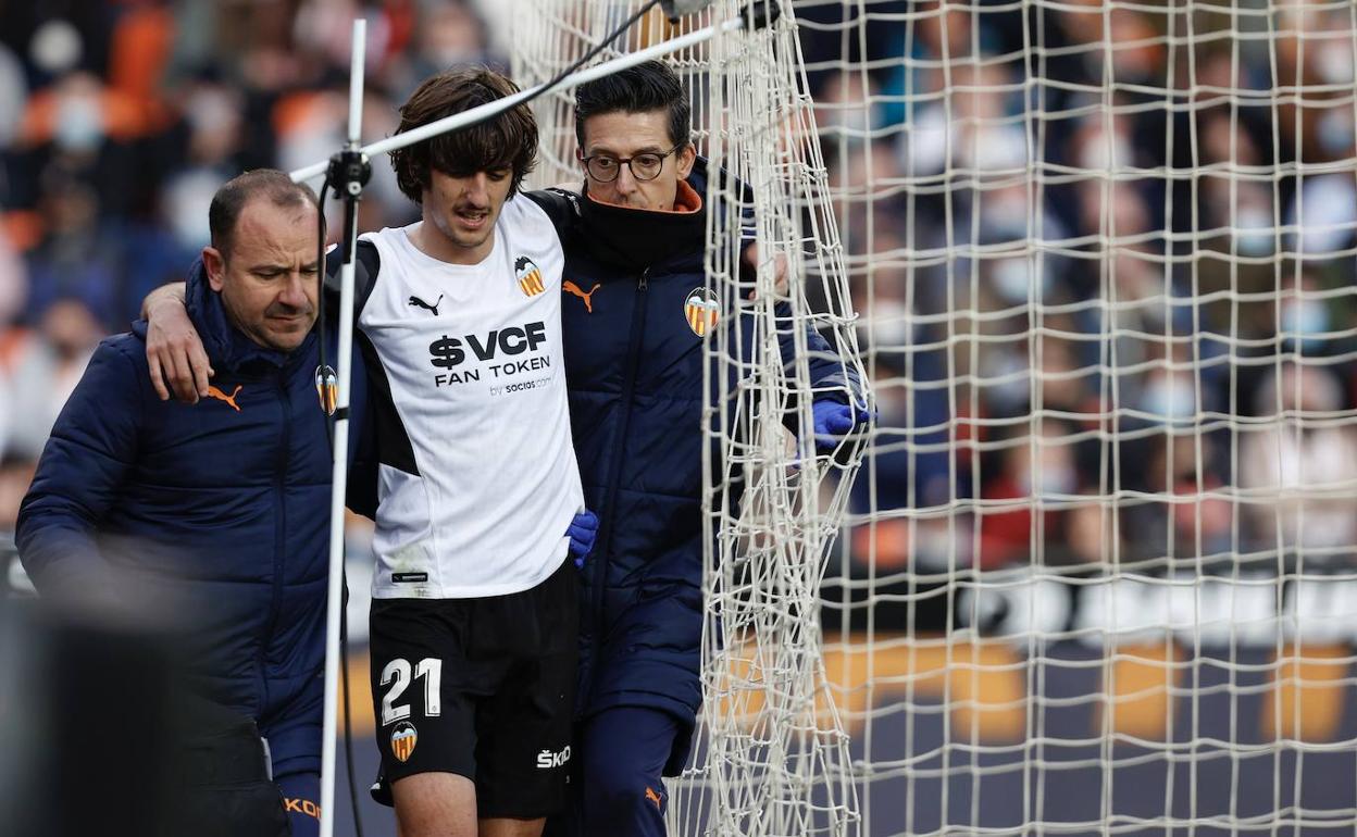 Bryan Gil abandona el terreno de juego durante el partido contra el Cádiz.