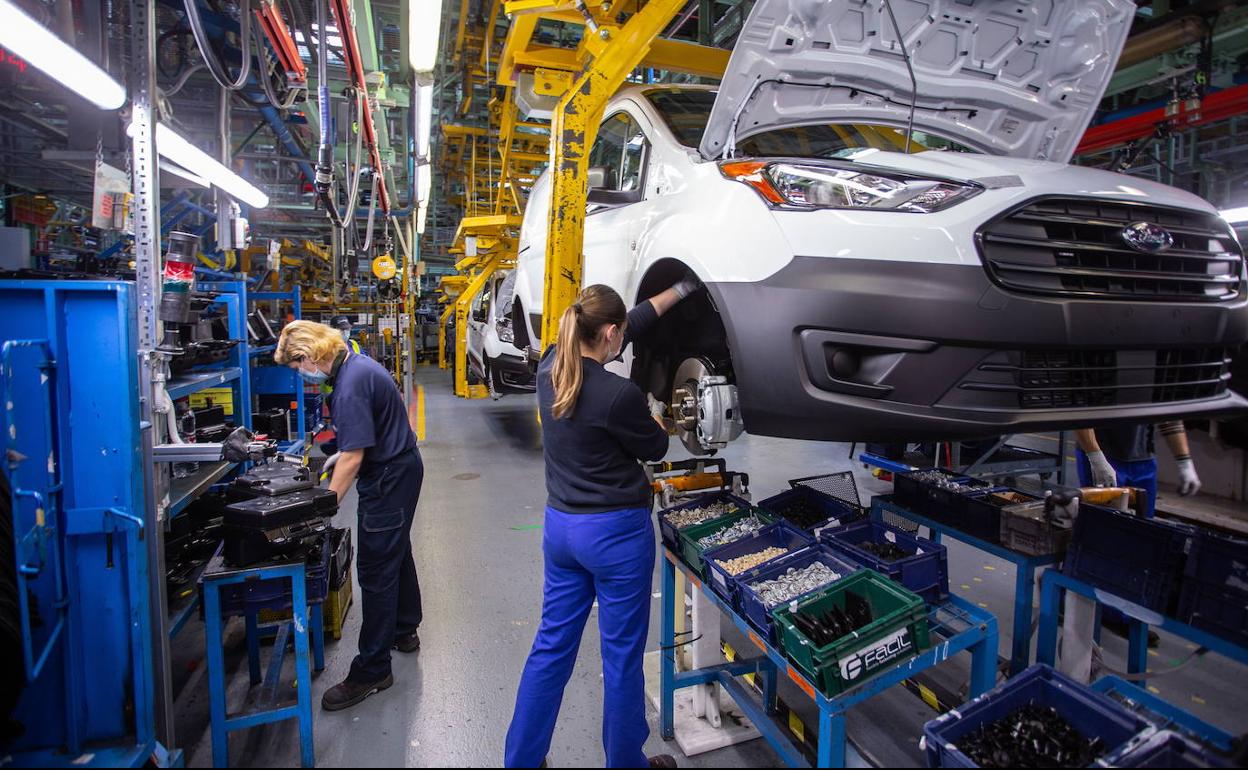 Dos trabajadoras en una línea de montaje de Ford Almussafes.