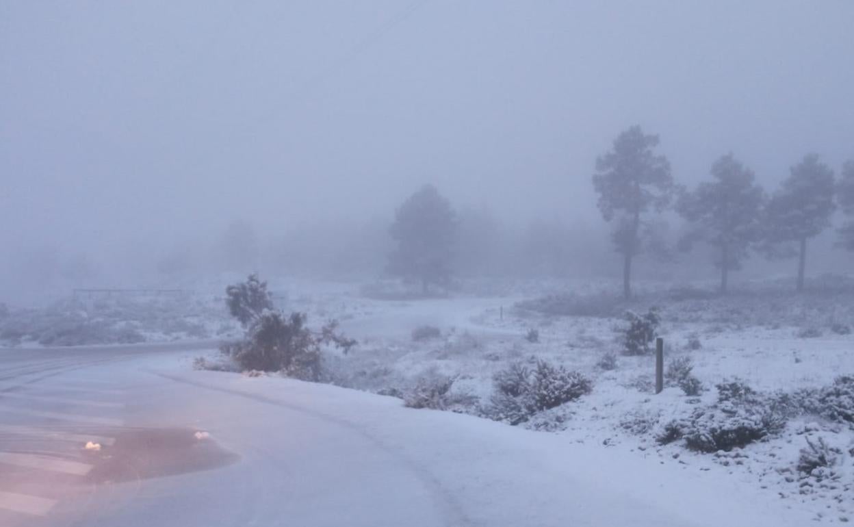 La nieve cubre parte de la sierra de Enguera, en la foto La Matea.