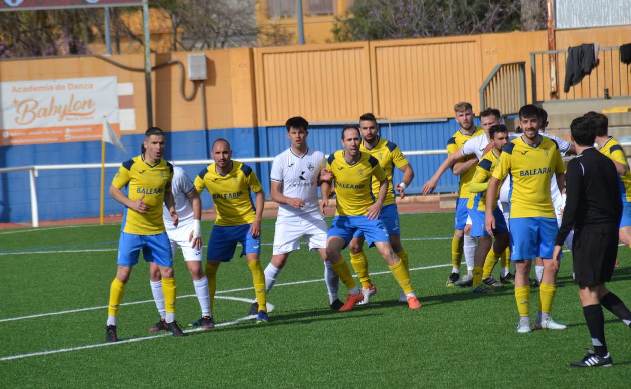 Jugadores del Dénia y del Ontinyent durante el partido. 