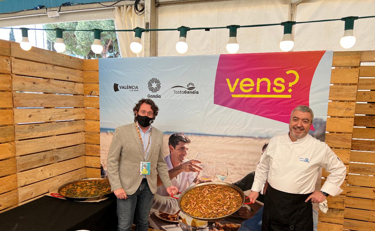 El edil de Turismo de Gandia, Vicent Mascarell, junto al cocinero que preparó la fideuà. 