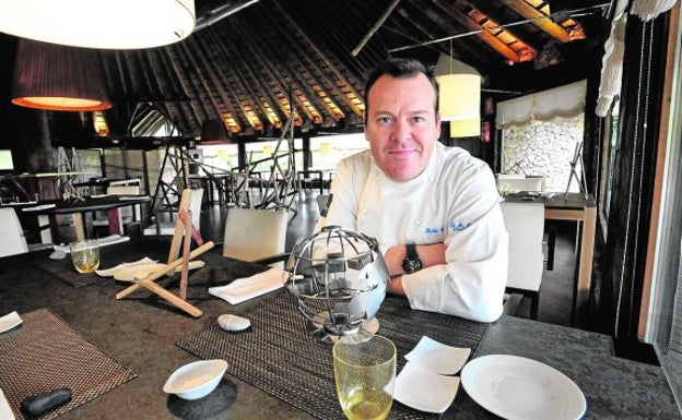 Imagen principal - Pablo González al frente de Cabaña Buenavista, atardecer desde la terraza de La Mestiza en La Manga del Mar Menor y María Gómez, cocinera en Magoga (Cartagena). 