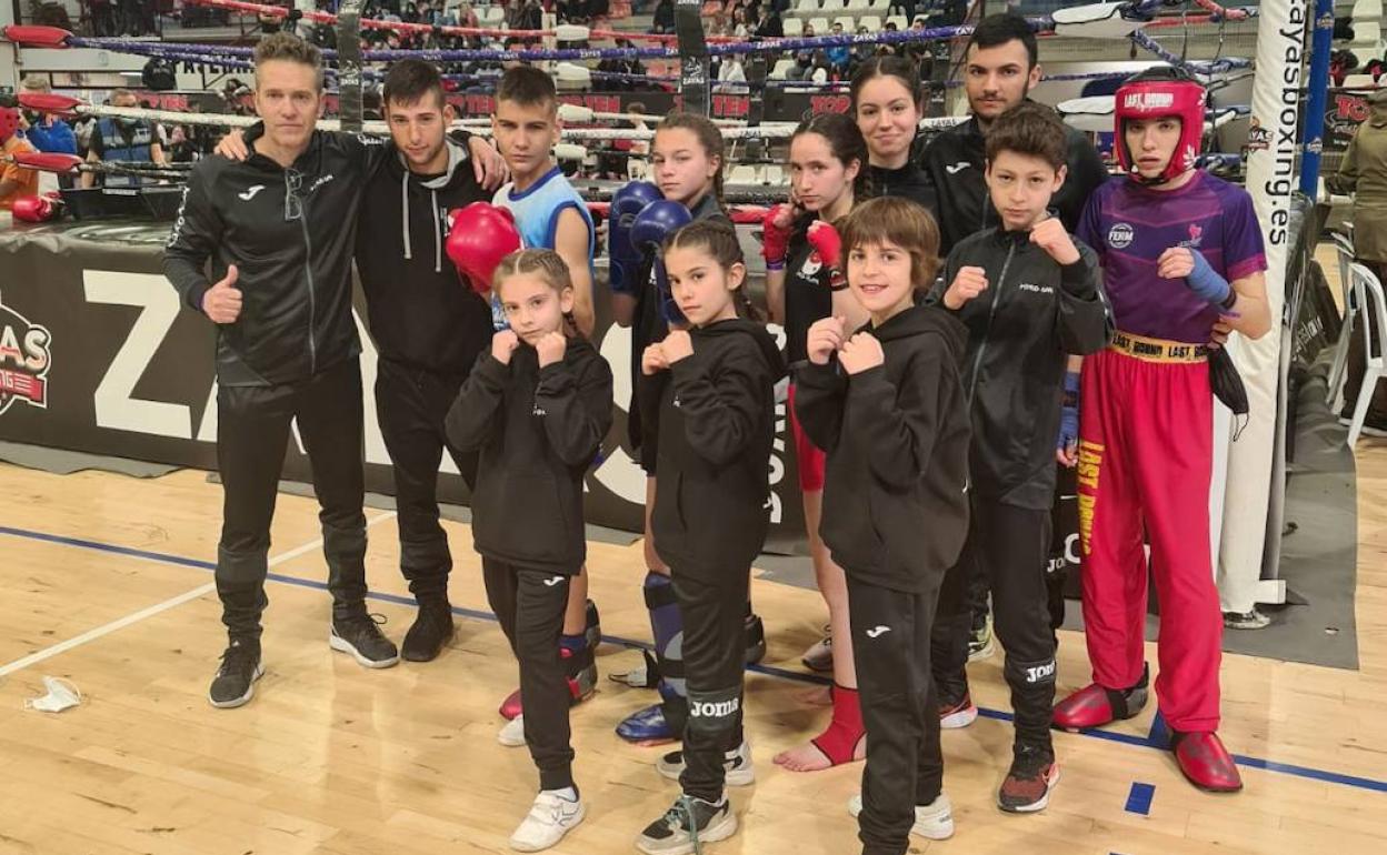 Los alumnos del CD Yoko-Kan, posando durante el campeonato