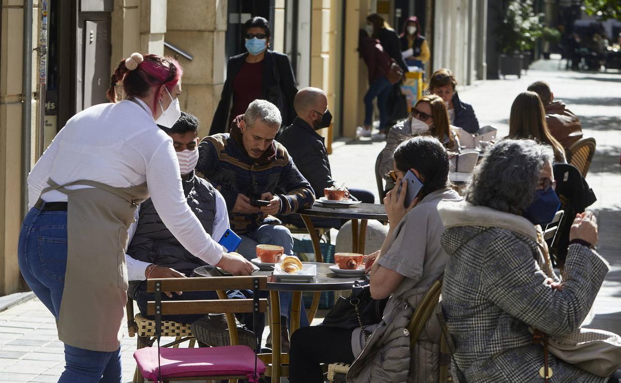 Terrazas llenas de gente en Valencia. 