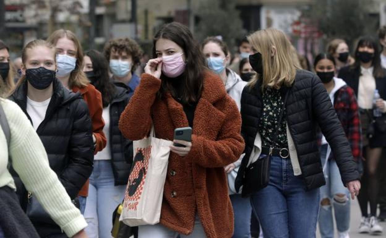 Personas con mascarilla en Valencia.