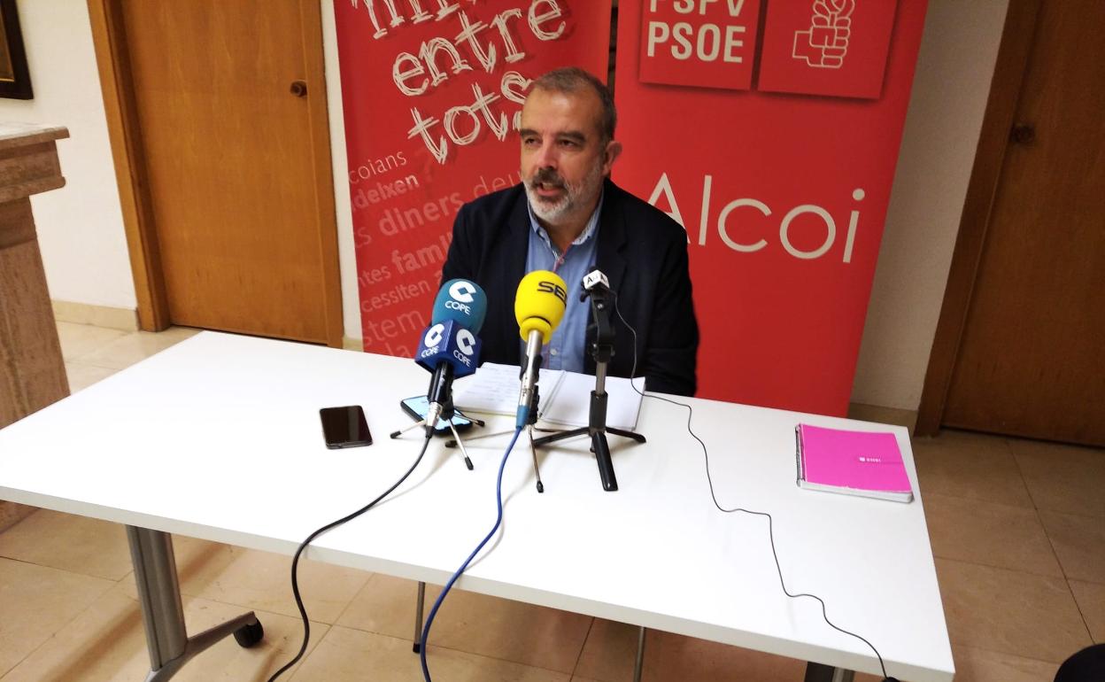 Martínez ha presentado su candidatura en la sede de la agrupación local. 