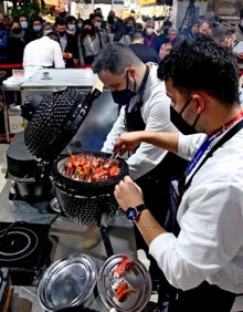 Imagen secundaria 2 - El jurado, los ocho platos finalistas y los subcampeones cocinando en el Mercat Municipal. 