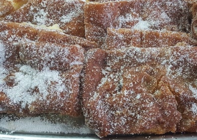 Imagen secundaria 1 - La terraza de El Balneario, las torrijas de Aparicio y la cocinera Charo Carmona en su local de Antequera.