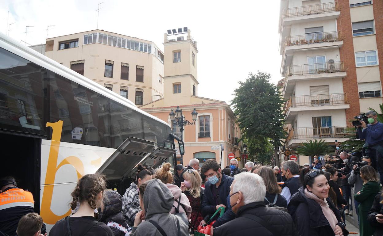 La llegada del autobús de Ucrania fletado por el Ayuntamiento. 