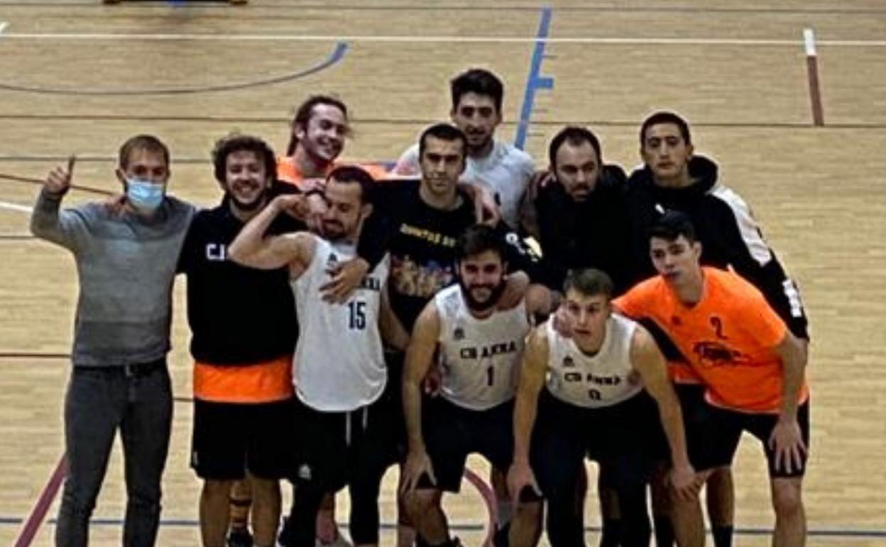 El equipo masculino sénior del Club Baloncesto Anna, tras conseguir la victoria. 