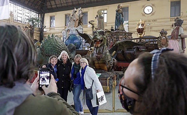 Imagen principal - Carrozas y piezas del Corpus, en la Estación del Norte. 