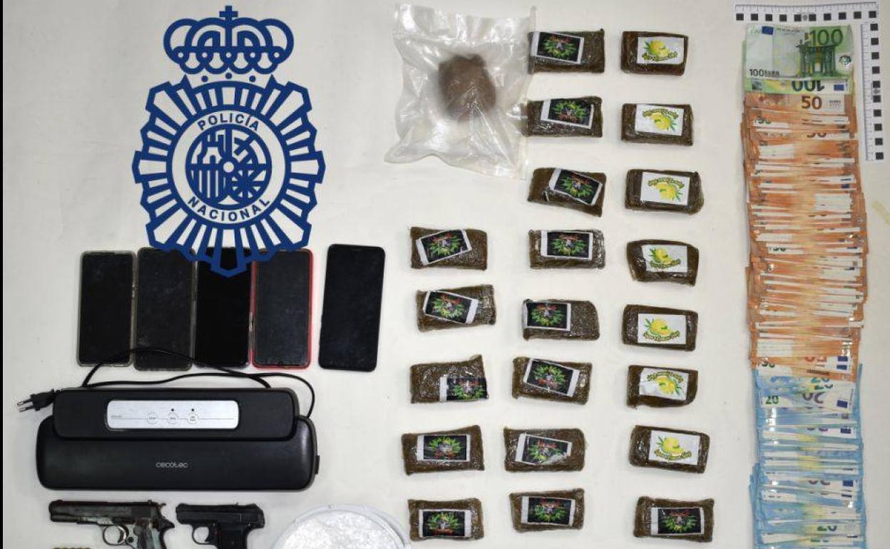 Material incautado por la Policía durante la operación.