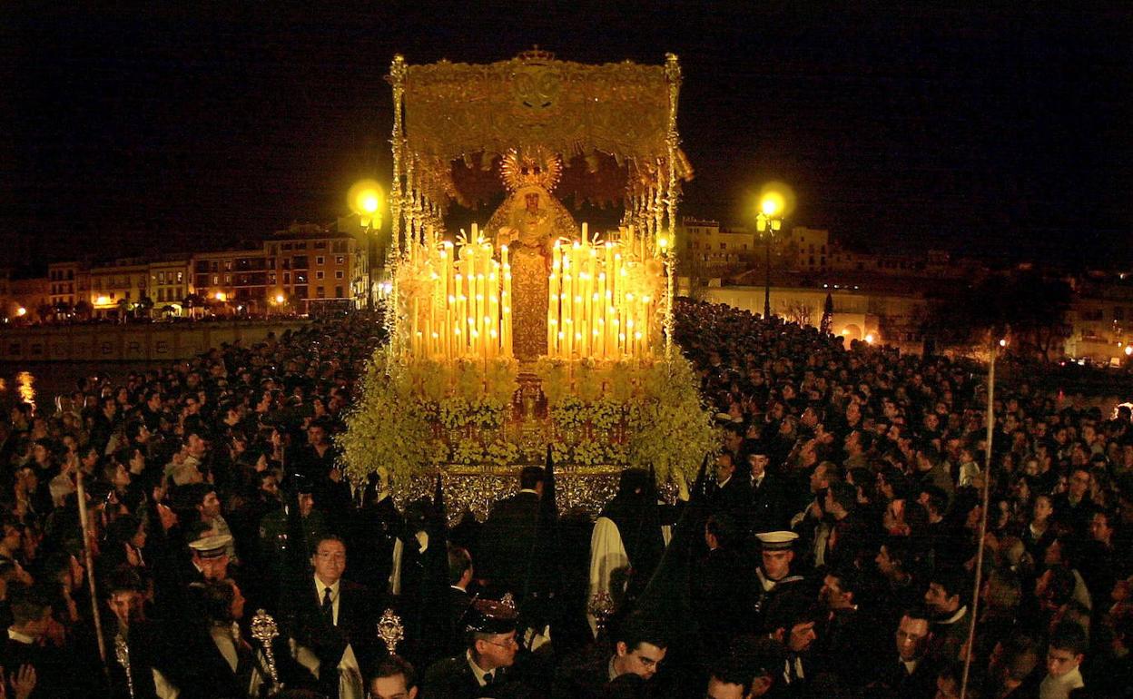 La virgen de La Esperanza de Triana en la madrugada del Jueves Santo de la Semana Santa de Sevilla. 