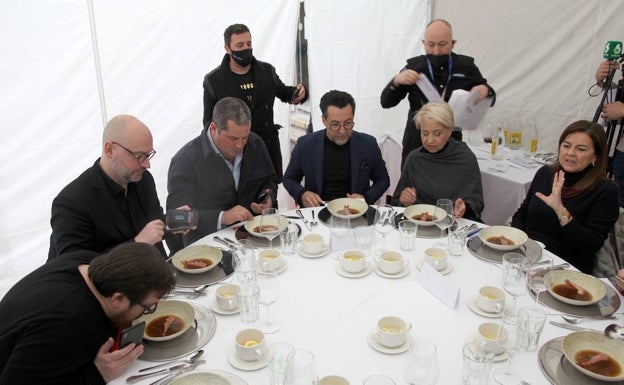 Imagen principal - El jurado, los ocho platos finalistas y los subcampeones cocinando en el Mercat Municipal. 