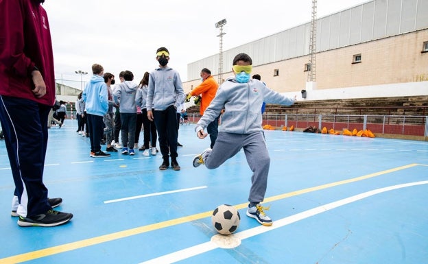 Un niño lanza un penalti con un antifaz durante el Dia de l'Esport, en lo que ha sido una exhibición de fútbol para cietos. 