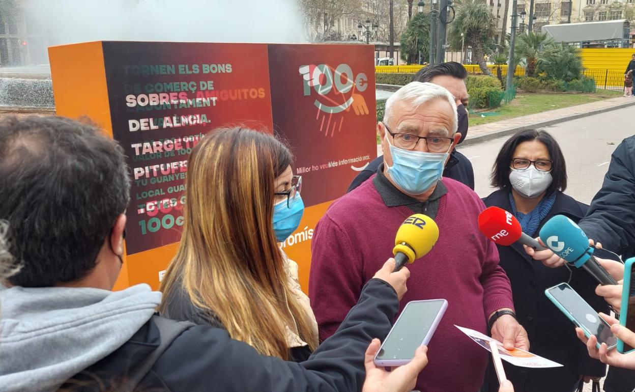 El alcalde, con sus concejales, en el acto de Compromís esta mañana.