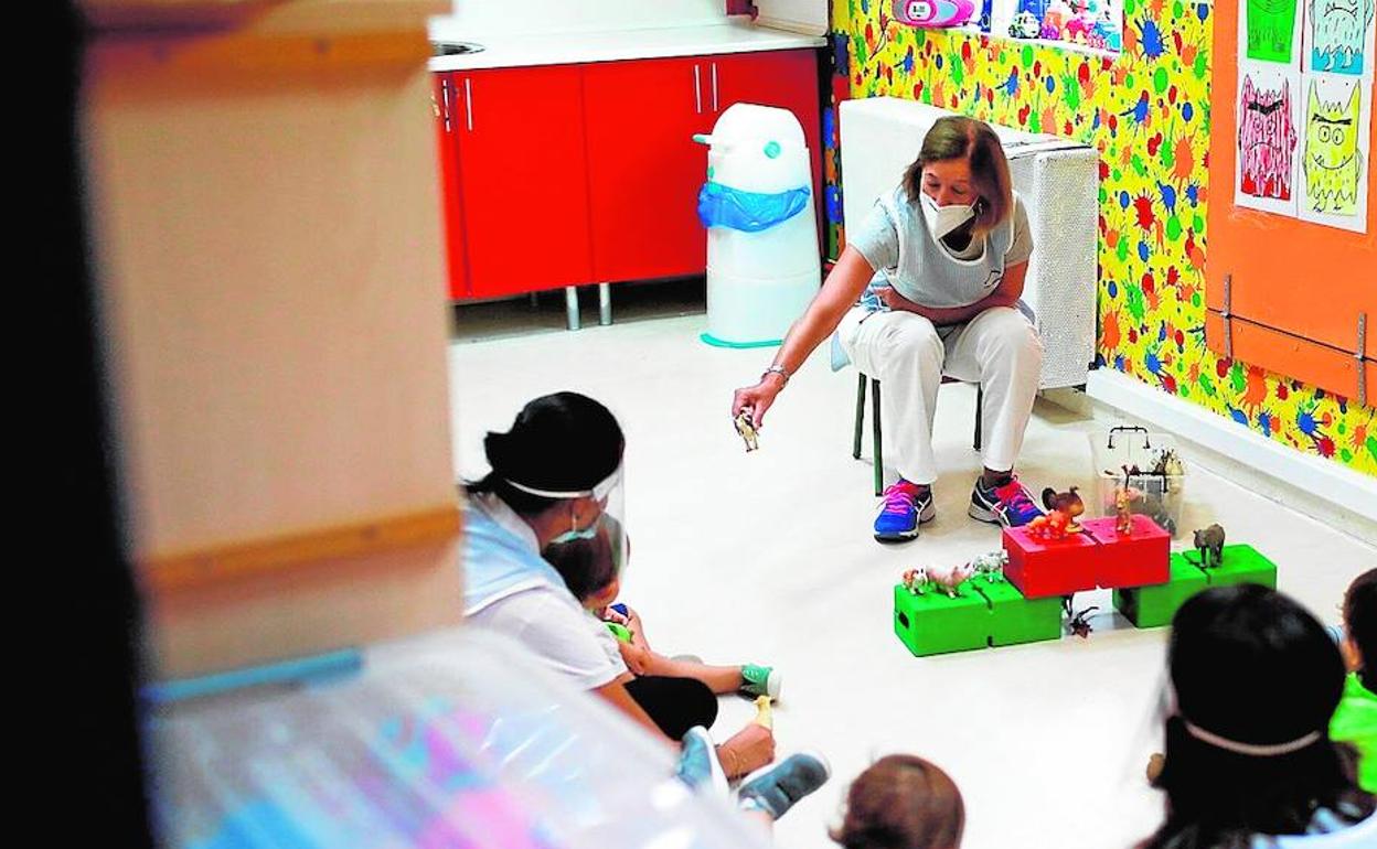 Profesores y niños en una guardería, uno de los gastos desgravables. 